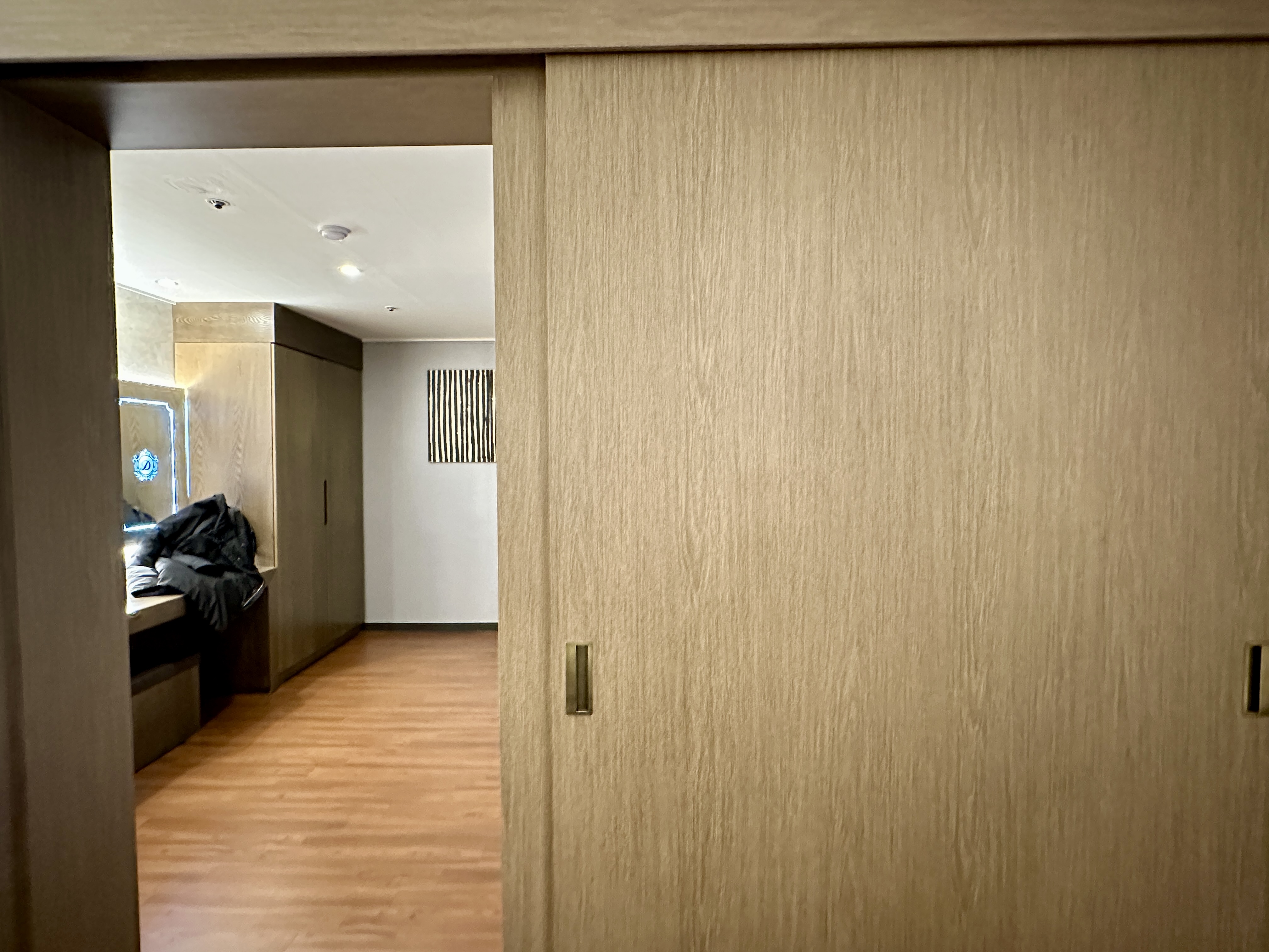 방 앞의 두 넓은 공간