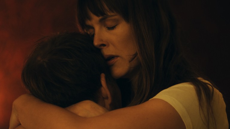 아이를 안고 있는 여성의 모습