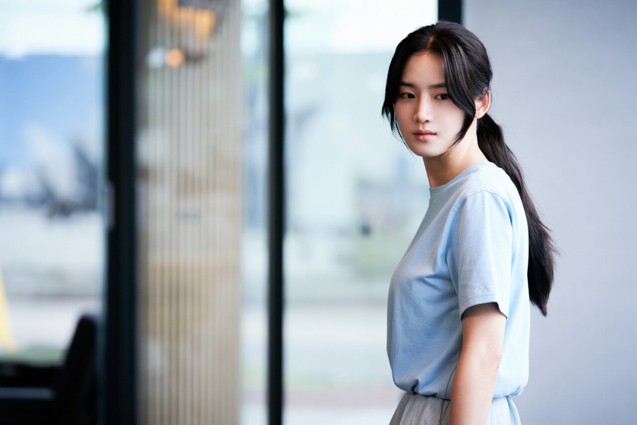 자신이 죽는다는 사실을 받아들이는 처연한 모습의 주인공 정윤