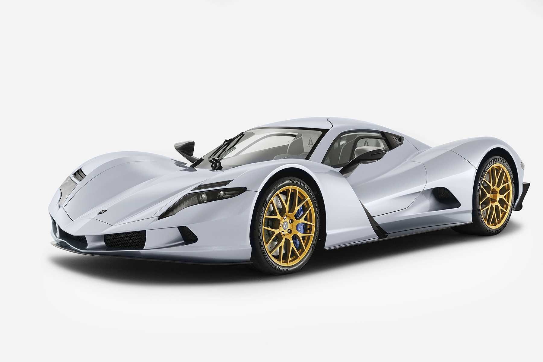 아스파크 아울은 상반된 직선과 곡선이 어우러진 외관