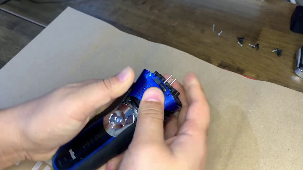 위로 밀면 빠진다