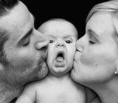 엄마와-아빠가-좌우에서-동시에-뽀뽀를-해서-아이가-무척-괴로워하는-표정