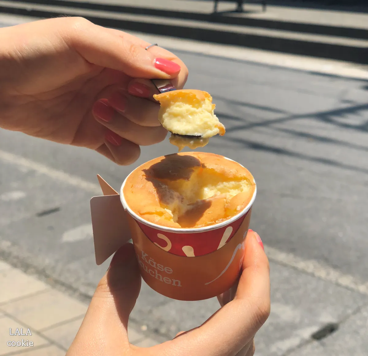 후쿠오카-유후인-미르히-푸딩-맛집-치즈케이크를-숟가락으로-뜬-모습