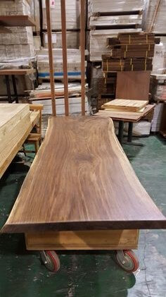 나무-나이테를-잘-살려-만든-원목-테이블