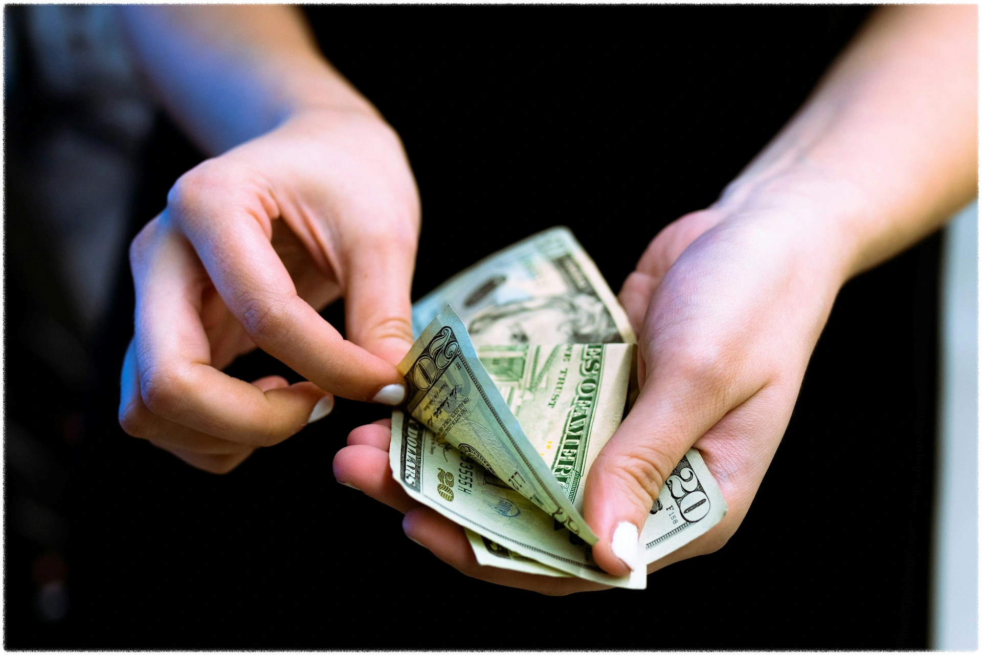 돈을-세고-있는-여성의손