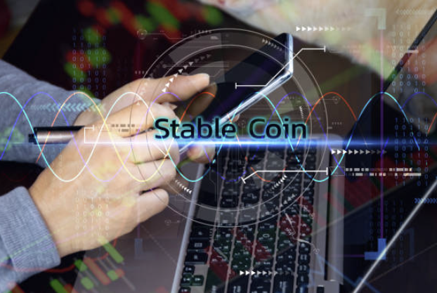노트북과 스마트폰을 활용해 스테이블코인을 확인하는 손 – 디지털 자산의 실사용과 기술 기반을 암시
