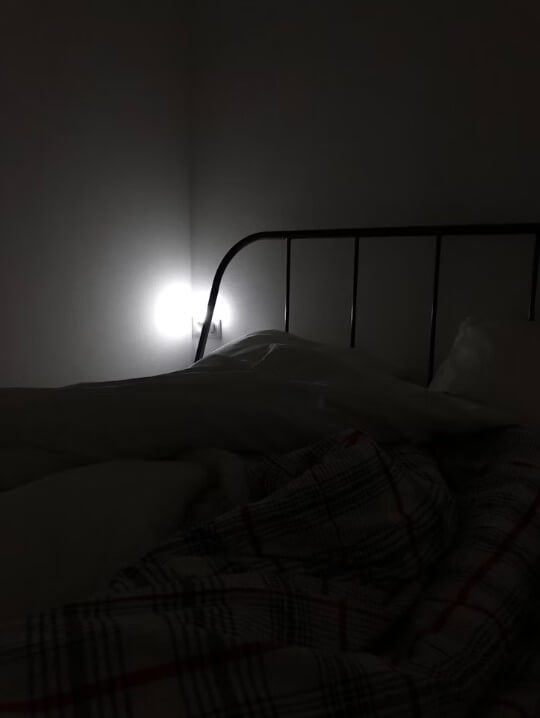 야간에 어둡게 보이는 현상