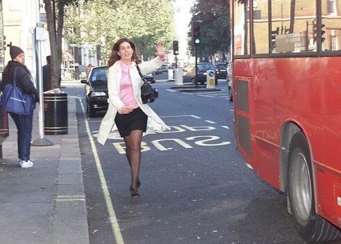 아가씨가-손을-흔들며-뛰어오고-있으나-무심하게-떠나는-빨간색-버스