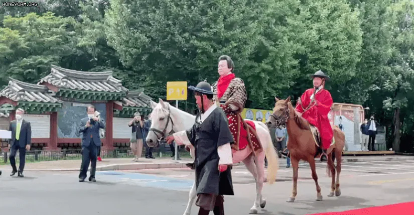 정치하는 교주 '허경영' 멀티버스와 프로필