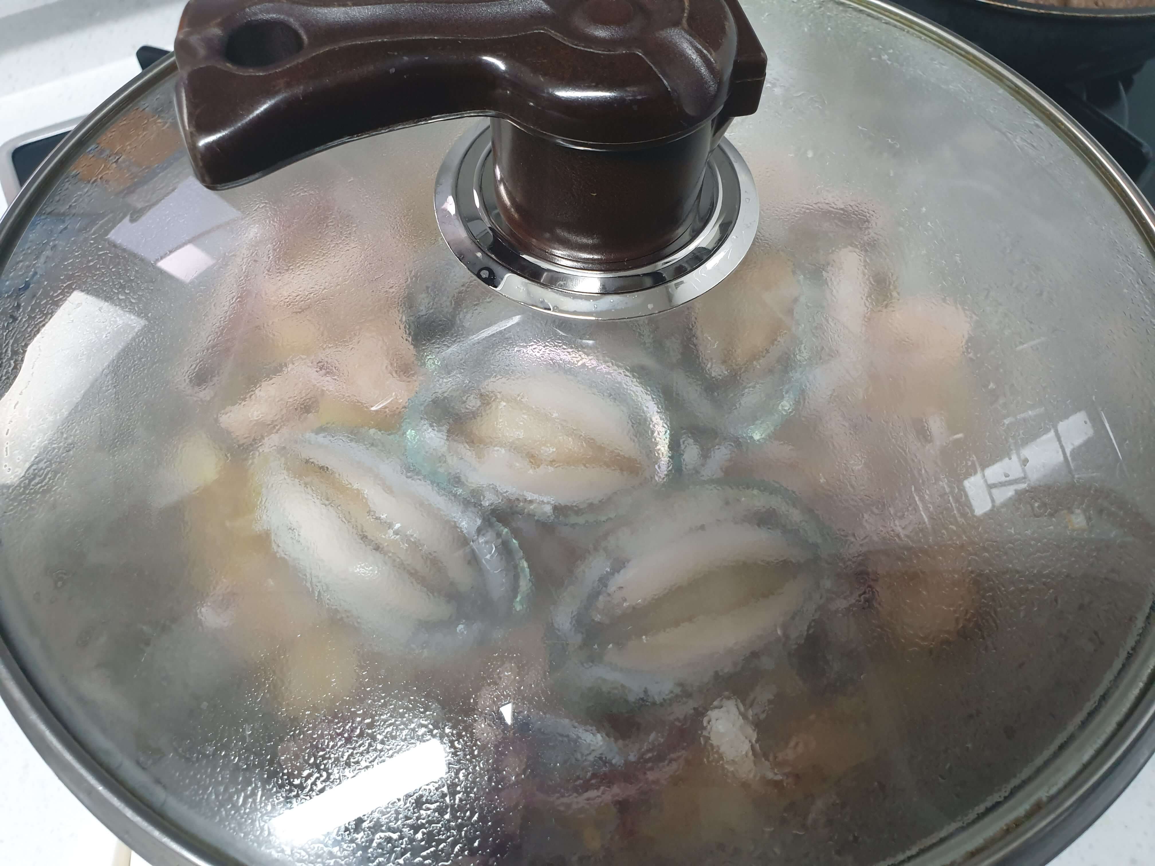 해산물이_들어간_감바스_알_아히요_올리브_오일에_재료넣기_뚜껑닫아서_익히기