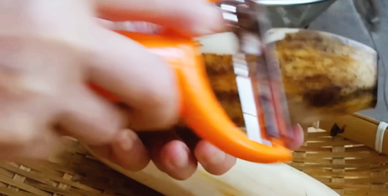 채칼로 껍질제거