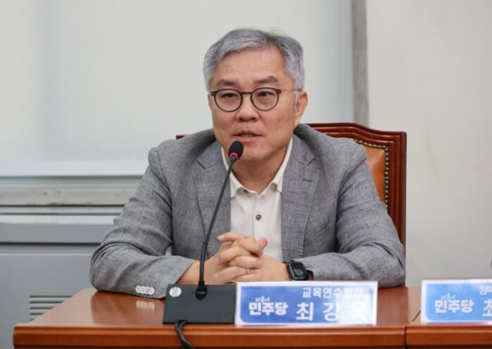 질의 응답 중인 최강욱 전 의원