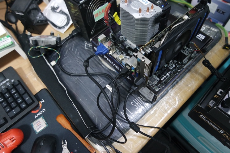 그래픽카드도 연결하고 화면이 뜨는지 확인 중입니다.