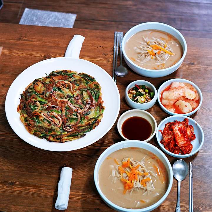 백반기행 조성모 편 곡물 칼국수 발반죽 우리밀 손칼국수 소머리수육 해물파전 경주 맛집 소개