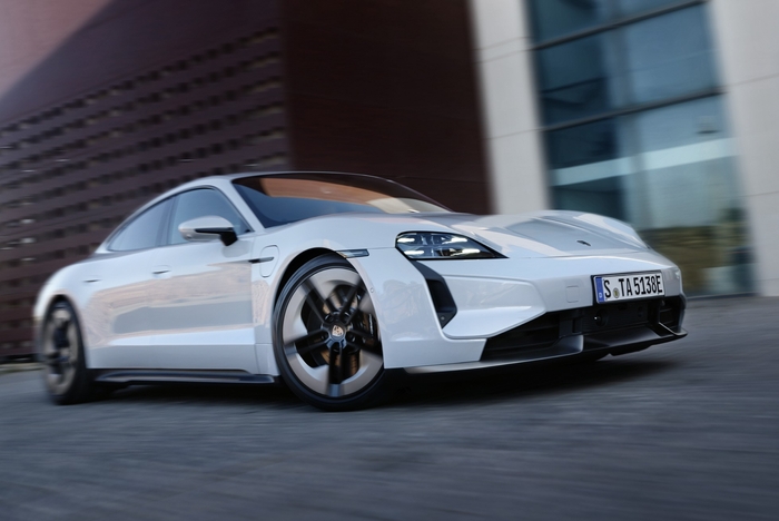 포르쉐 타이칸.