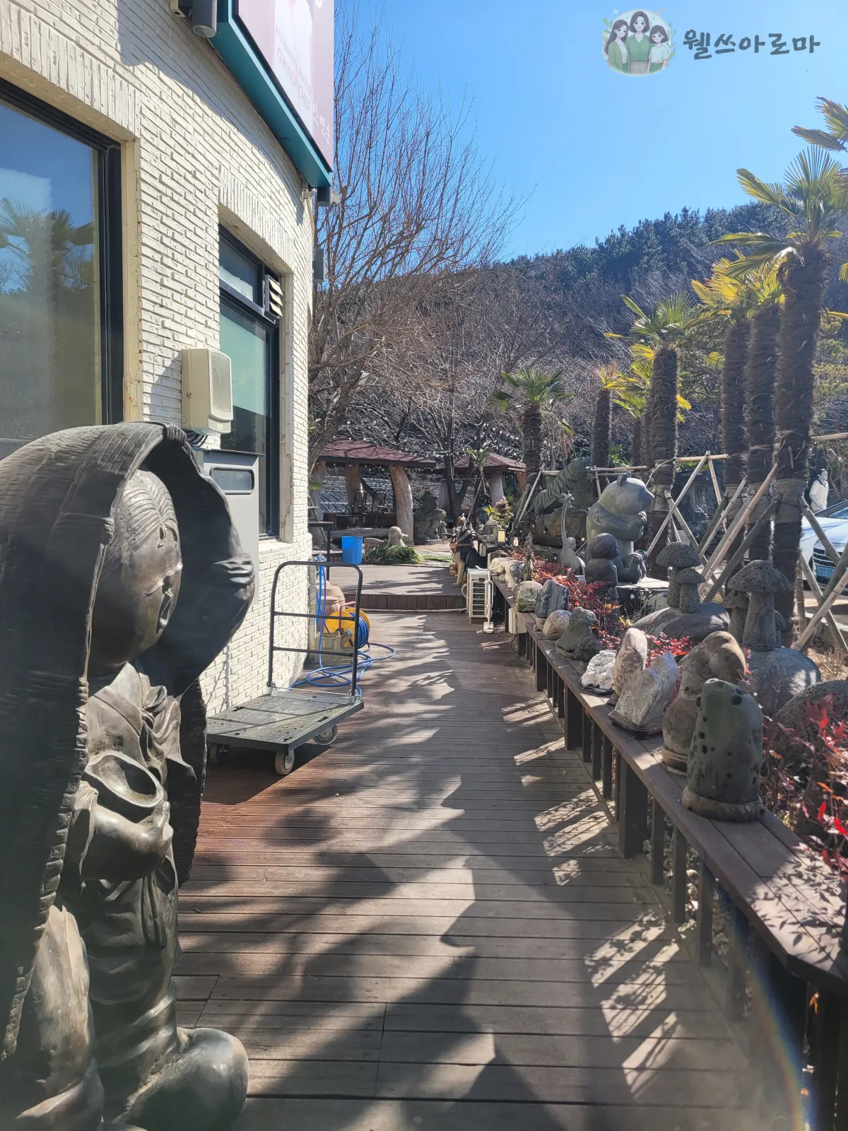 안영순베이커리-입구-조형물들