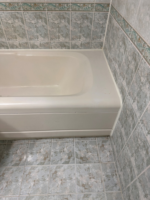 욕조 곰팡이 제거 된 모습