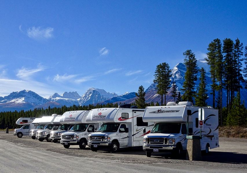 겨울 캠핑카 사진