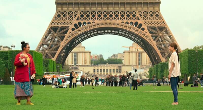 영화 '나의 서른에게'의 한 장면. 에펠탑을 배경으로 두 여성이 잔디밭에서 마주 보고 서 있다.