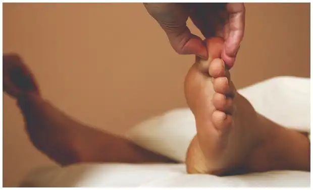 족저 근막염 치료법 (주사&amp;#44; 약&amp;#44; 걷기 중단 방법 등)