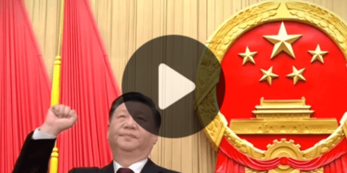 중국 시진핑 주석이 한 손을 들고 주먹을 쥔 모습