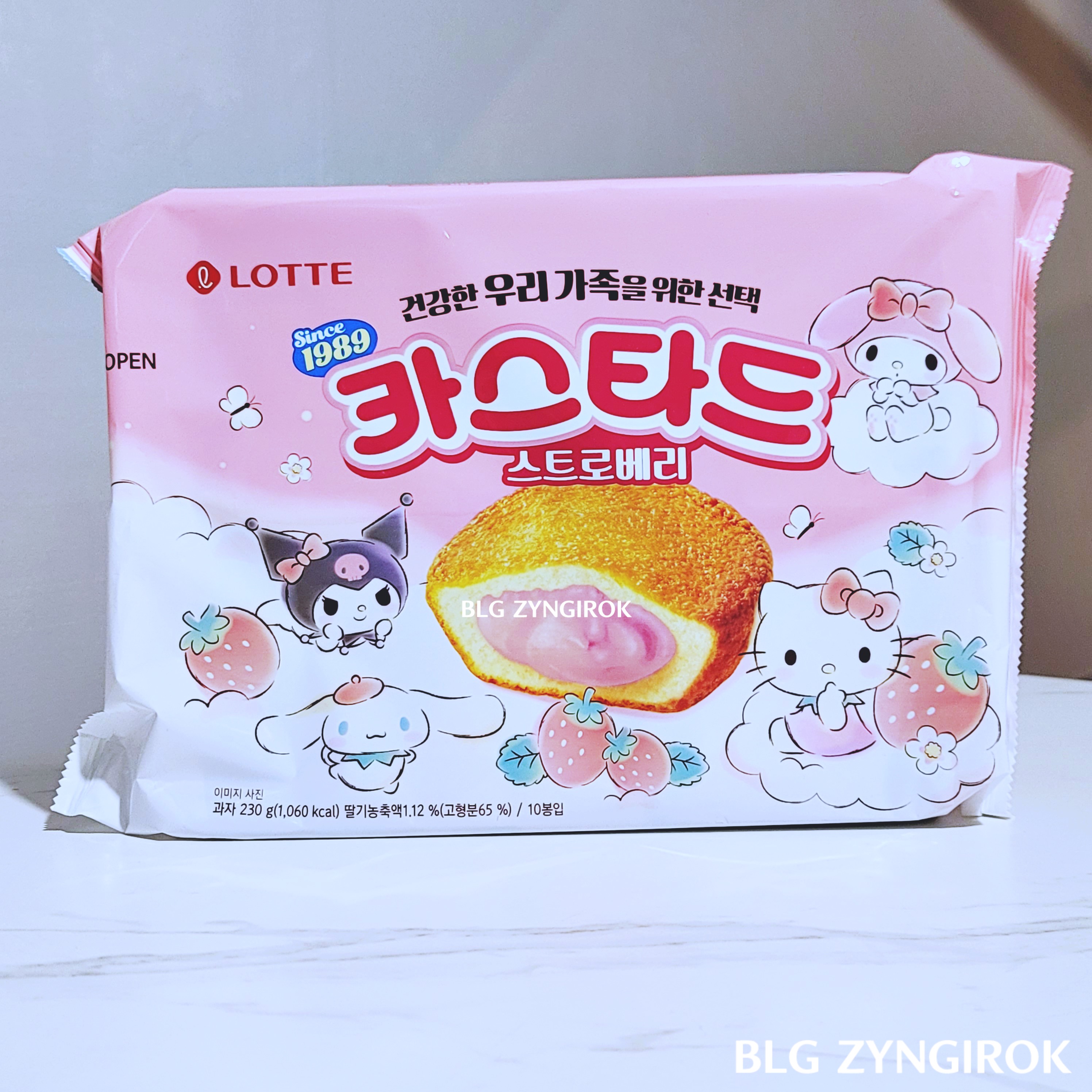 카스타드 산리오 버전 분홍색 패키지 제품이 테이블 위에 놓여있다.