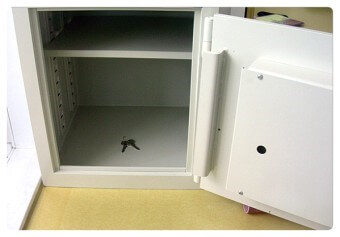 금고안에-열쇠만-있고-텅빈-금고