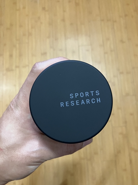 스포츠리서치 트리플 스트렝스 오메가3 제품 상단 뚜껑 &ndash; 블랙 컬러와 로고 각인 디자인