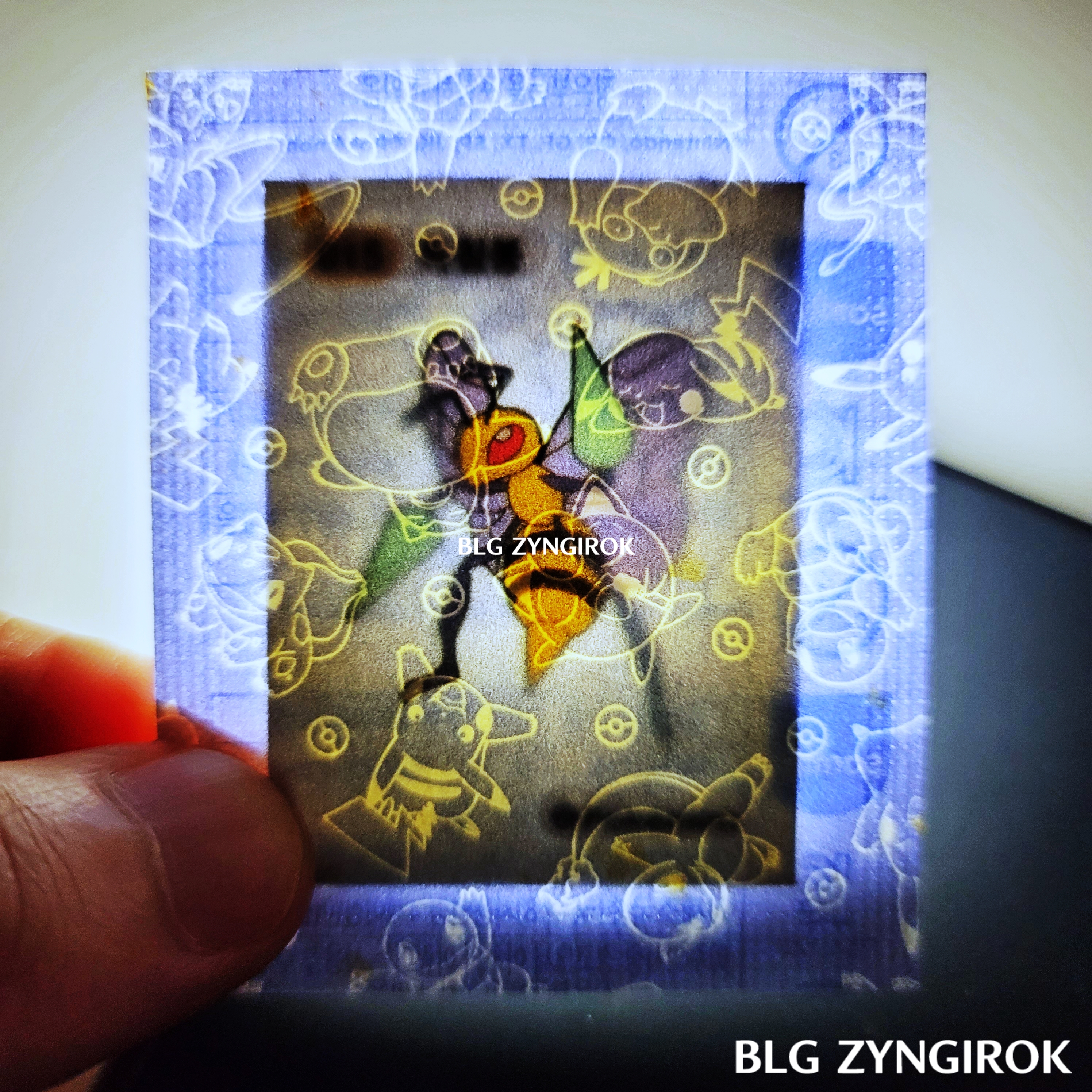 띠부띠부씰-독침붕을-들고있다.