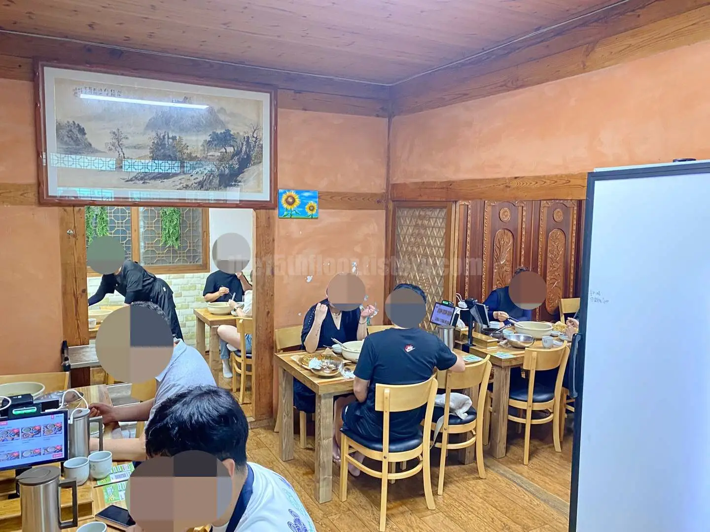 경북 경주 '기와집해물칼국수' (내부)