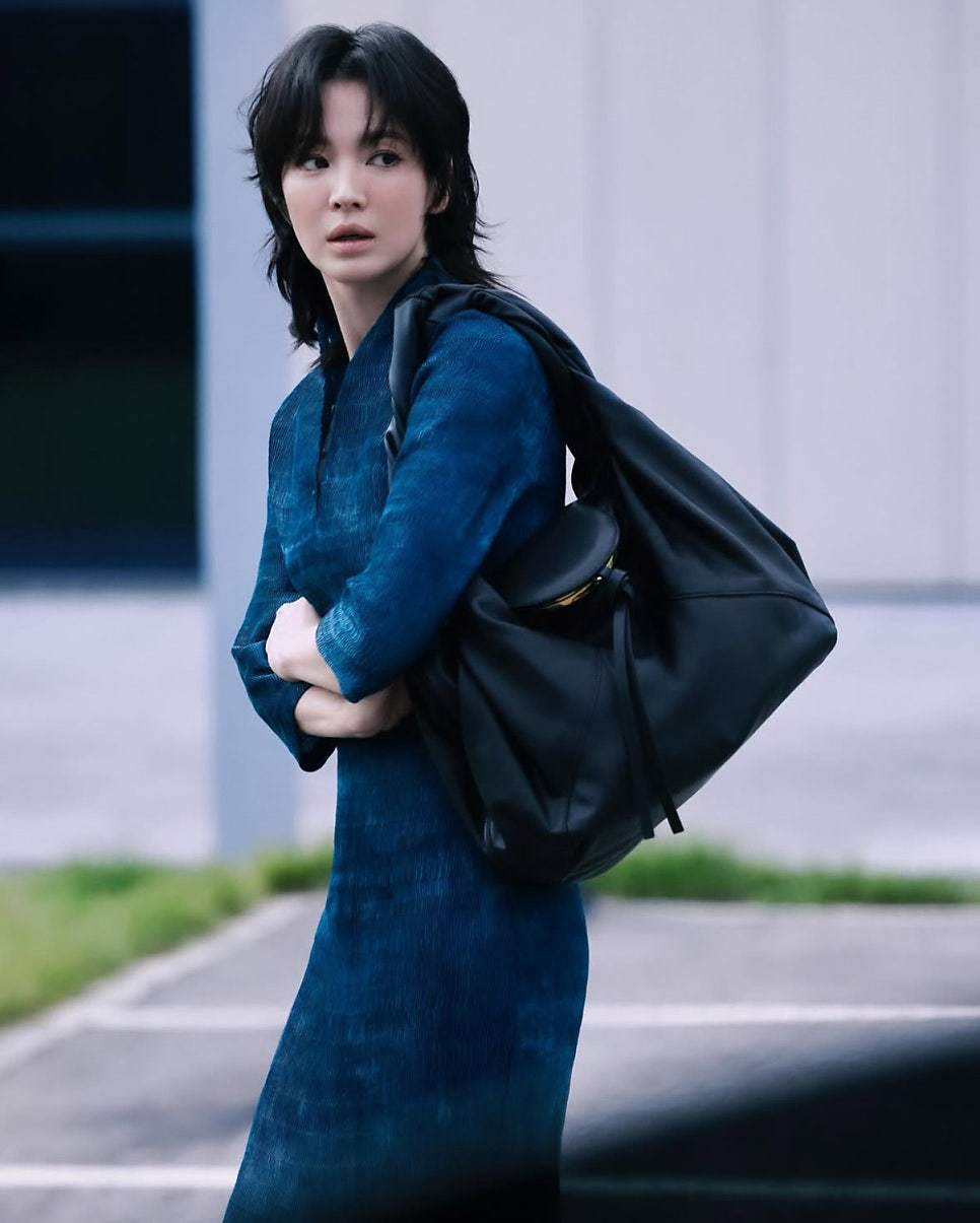 송혜교&amp;#44; 펜디 신상 스파이백으로 완성한 테토녀 스타일