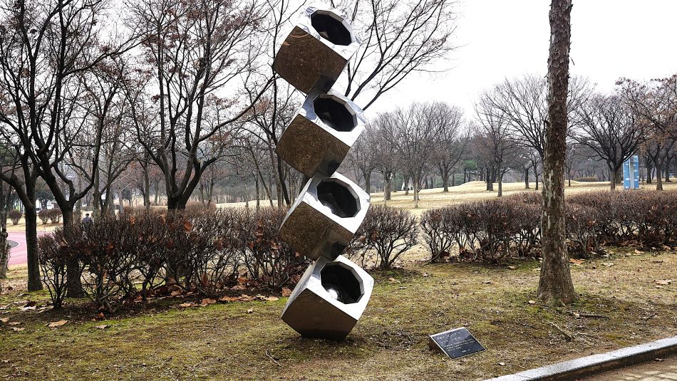 작품설명: 반사되어 보이는 주변의 풍경들을 작품에 담아 다양한 시각적 즐거움을 유도함