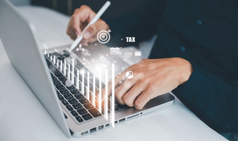 퇴근 후 부수입 준비하는 직장인