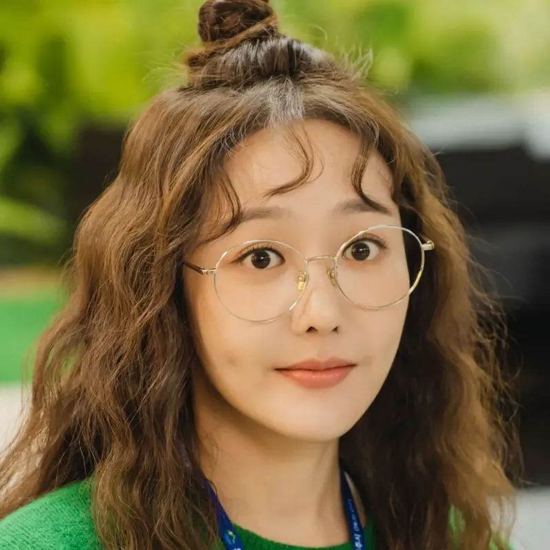 초록 티셔츠에 긴 갈색 웨이브머리에 안경을 쓴 드라마 이 연애는 불가항력의 유수정