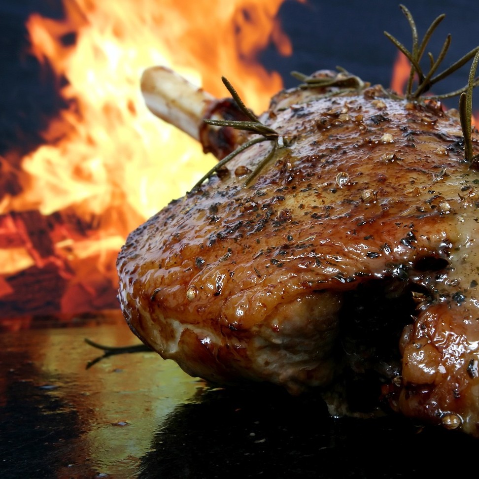 L-티로신(L-Tyrosine)을 소개하기 위한 L-티로신(L-Tyrosine)이 풍부하게 함유 되어있는 소고기 바베큐 사진