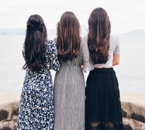 여성 세명이 함께 서있는 사진