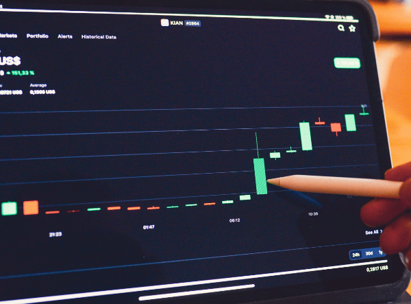 주가의 오르내림을 파악하는 모습