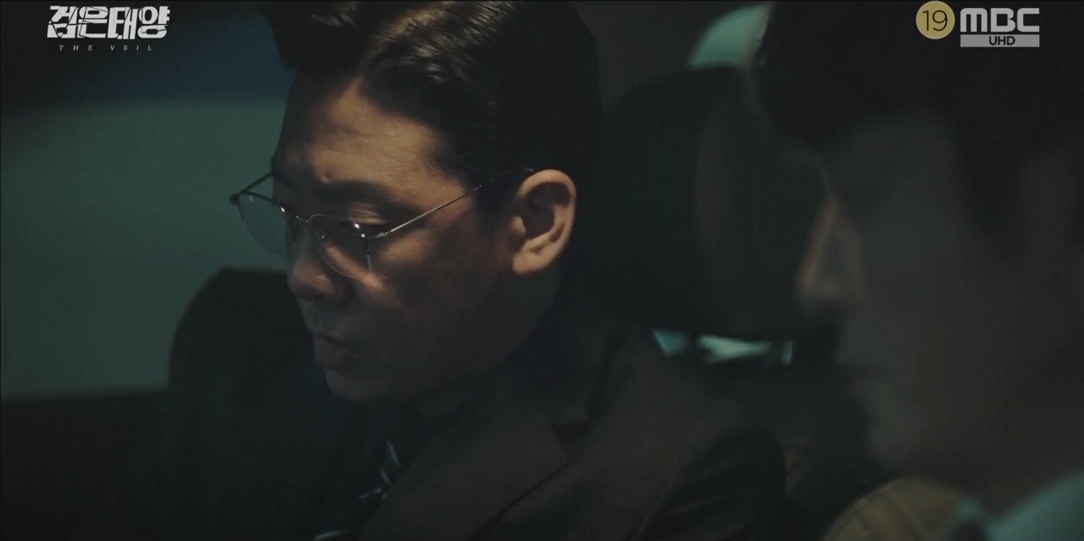 화양파 2인자 장광철에 대한 정보를 브리핑 하는 하동균 팀장과 강필호 국장 장면