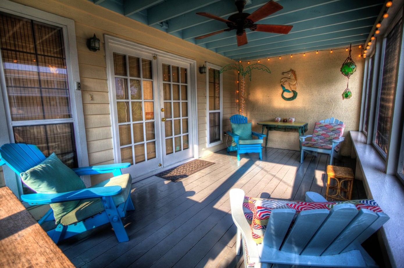 스트링 라이트가 달린 베란다