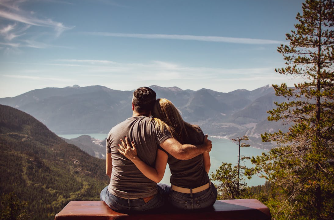 전망을 바라보고있는 남녀커플 뒷모습사진