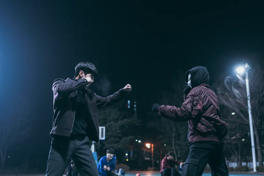 한수강(이준영)과 싸우는 고양이탈