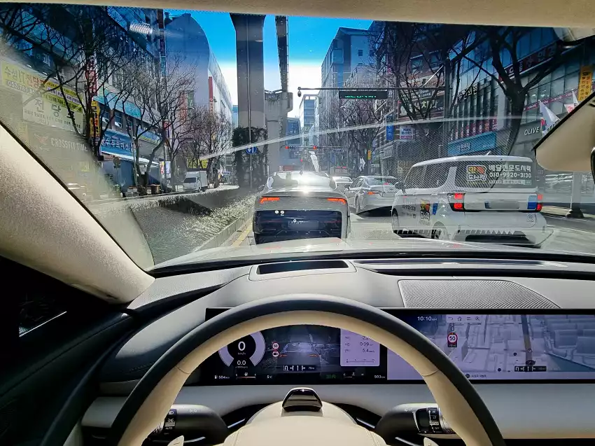 2024 G80 2.5T 시승 중 시내 주행하던 모습입니다.