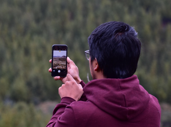 스마트폰 배경화면 사진 찍는 모습