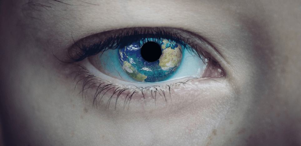 눈이 아픈 사람의 눈동자 사진 - 1