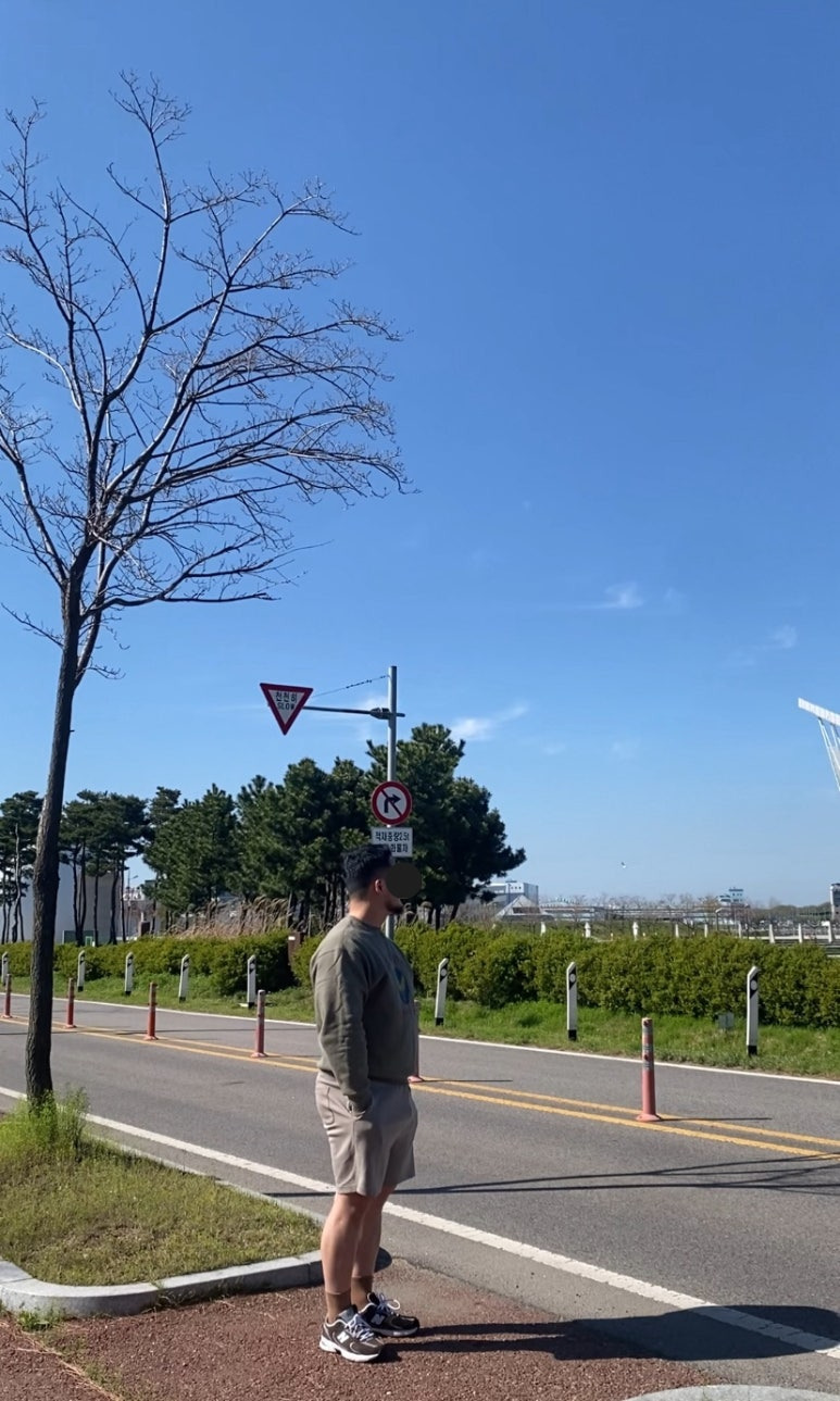 데일리룩(2025. 4. 23.)유니폼브릿지 맨투맨 스웨트셔츠, 무신사스탠다드 무신사 스웨트 쇼츠, 무신사스탠다드 삭스 양말, 뉴발란스 스니커즈 NBPDDF711F MR530CL