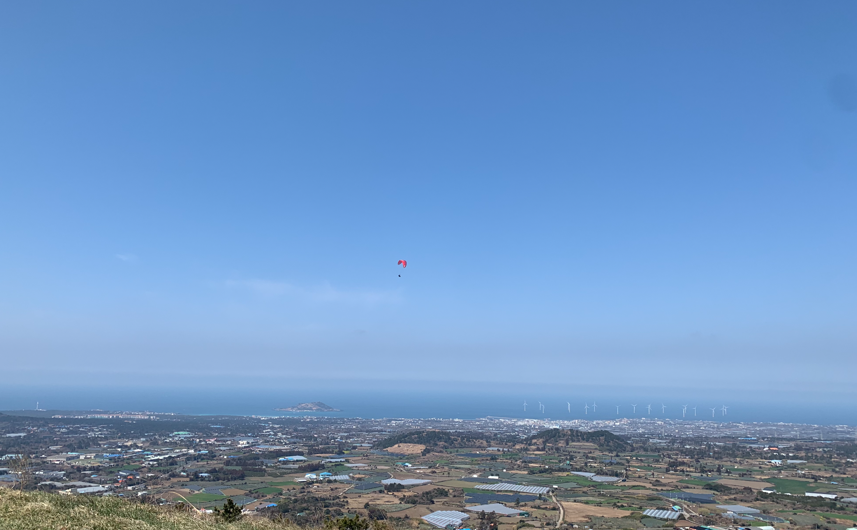 금오름에서 본 협재 바다