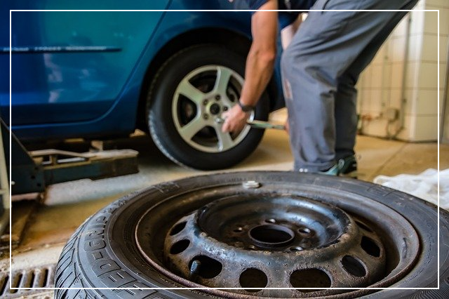 타이어 교체중인 남성