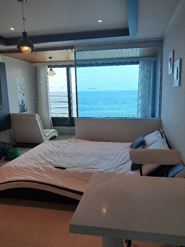 펜션 깔끔한 내부와 바다뷰