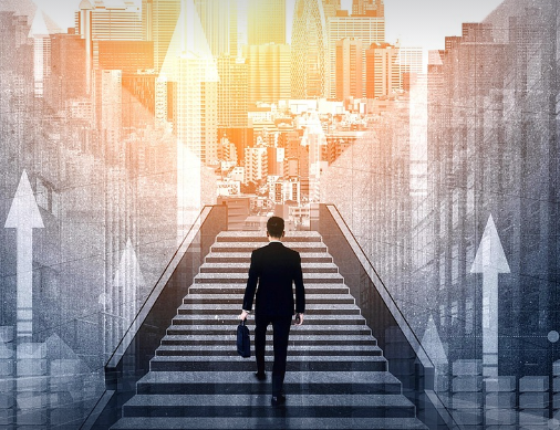 계단 입성하는 보안 직원