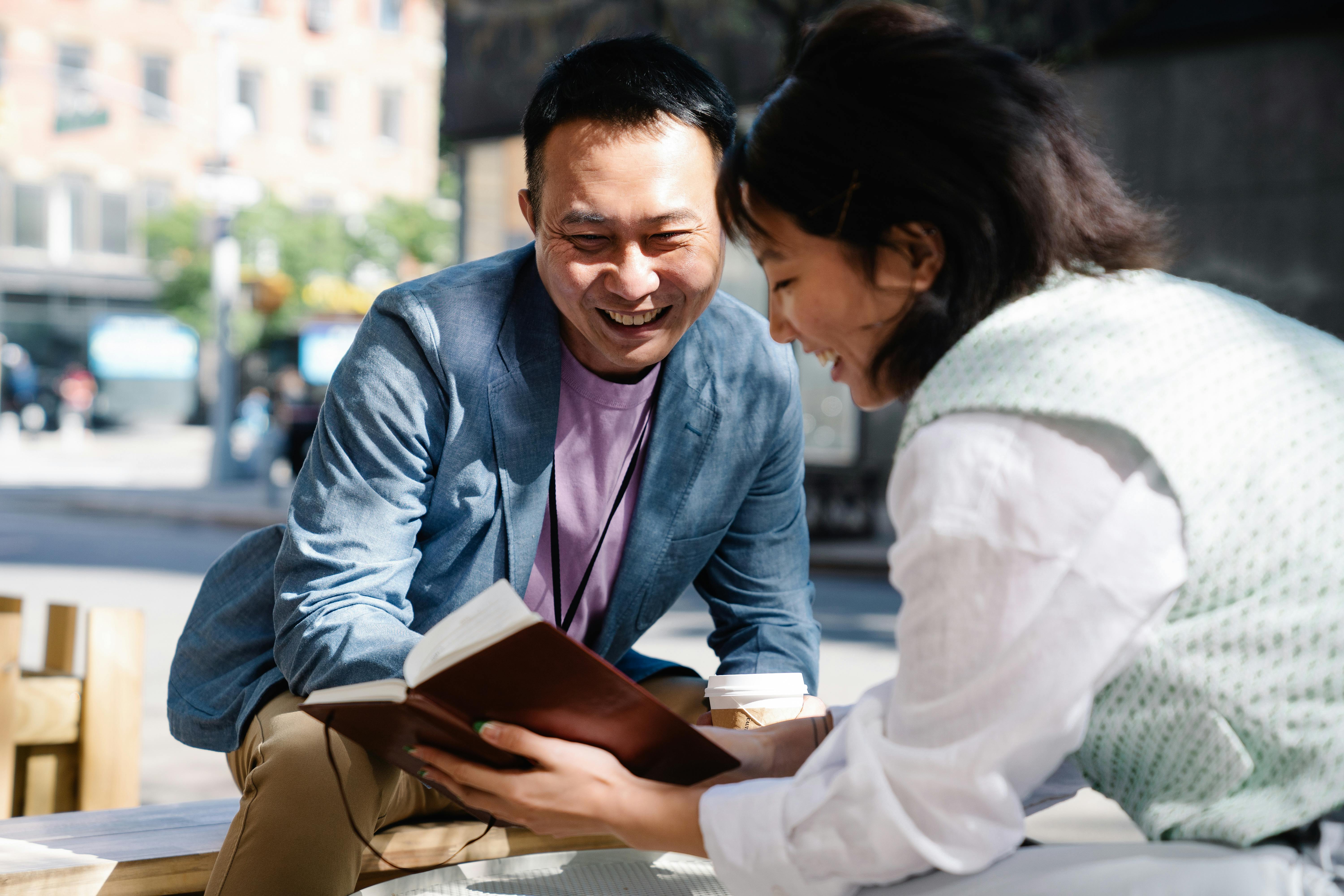신청방법을 논의하는 사람